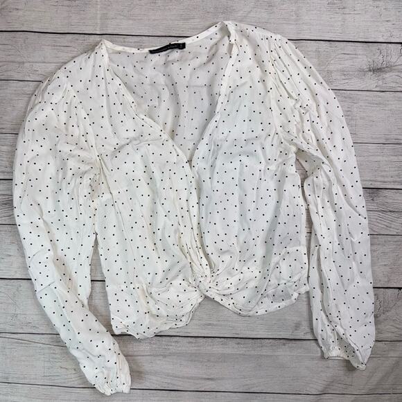 5/$25 Abercrombie & Fitch White & Black Polka Dot V-Neck Twist Front Top Small - Picture 1 of 6